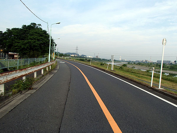 早朝の閑散とした多摩川沿いの道を疾走する